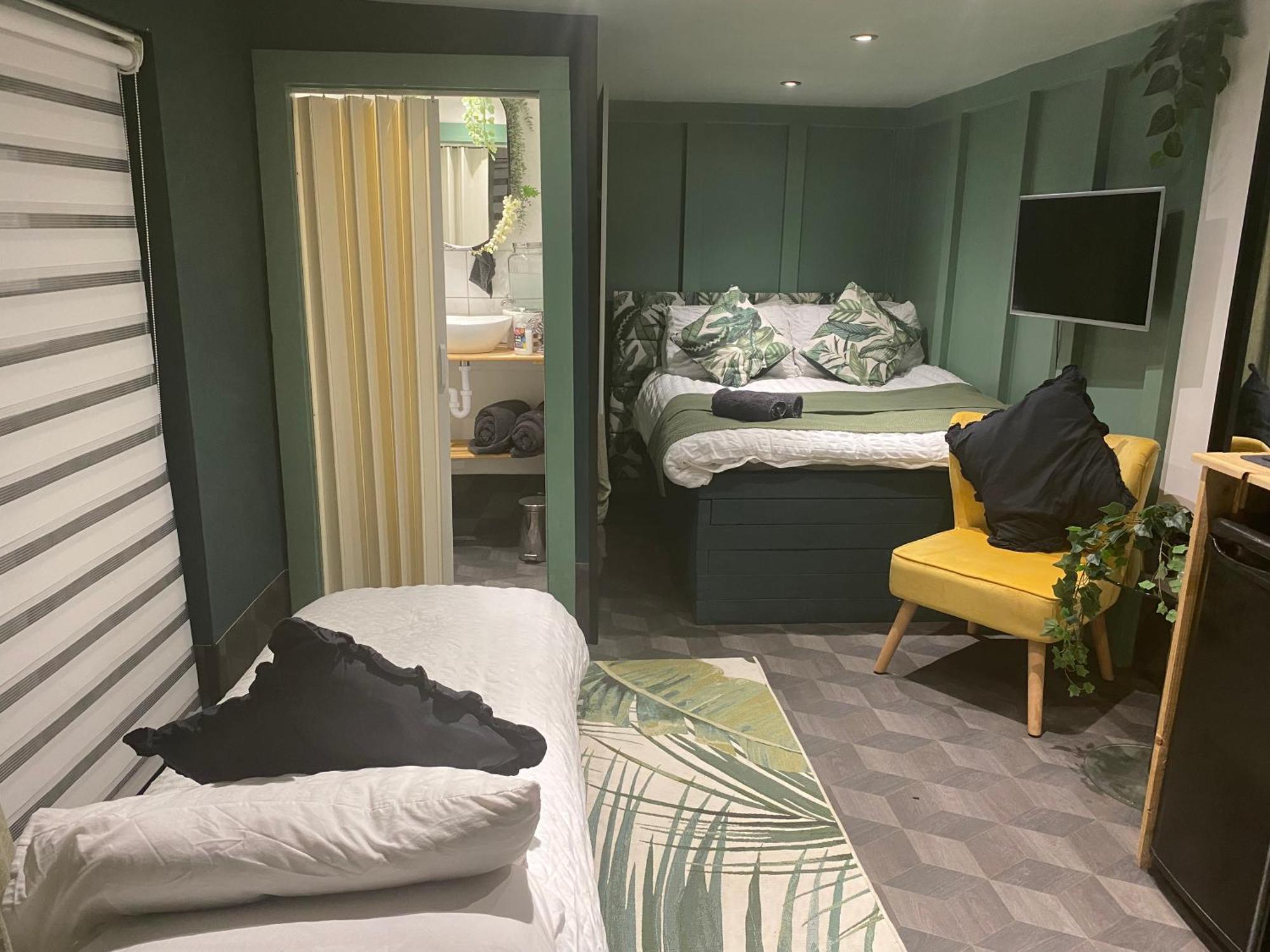 Secret Oasis: Love Island-Inspired Guest House with Private Pool Nottingham Exterior photo