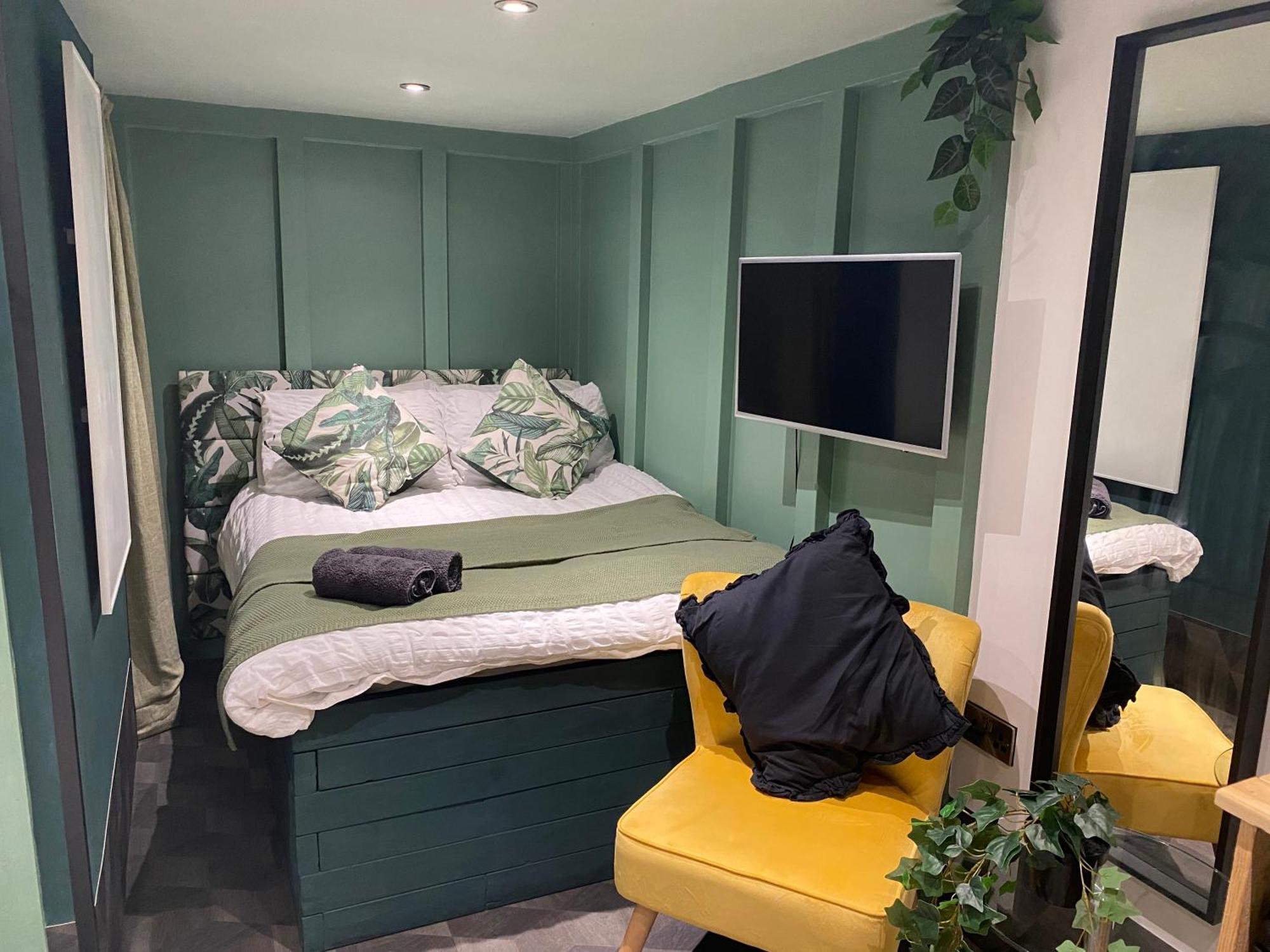 Secret Oasis: Love Island-Inspired Guest House with Private Pool Nottingham Exterior photo