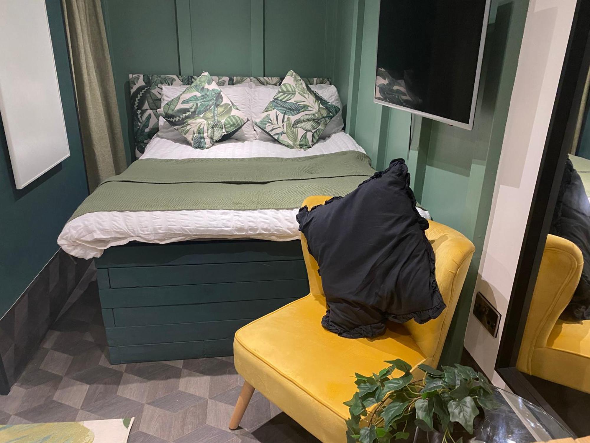 Secret Oasis: Love Island-Inspired Guest House with Private Pool Nottingham Exterior photo